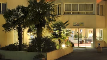 Fachada del alojamiento - Noche