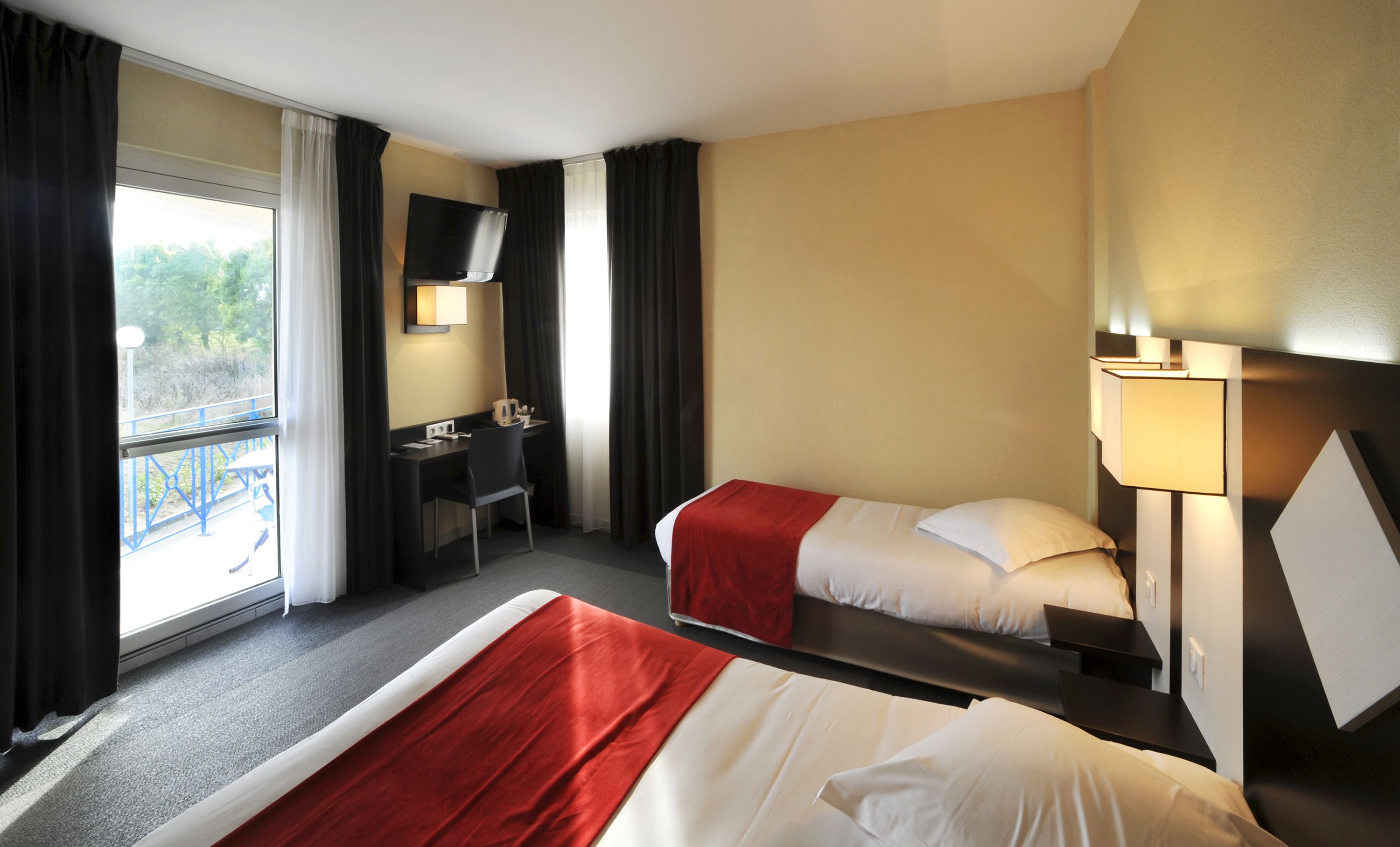 1 bedroom, desk, soundproofing, free cots/infant beds