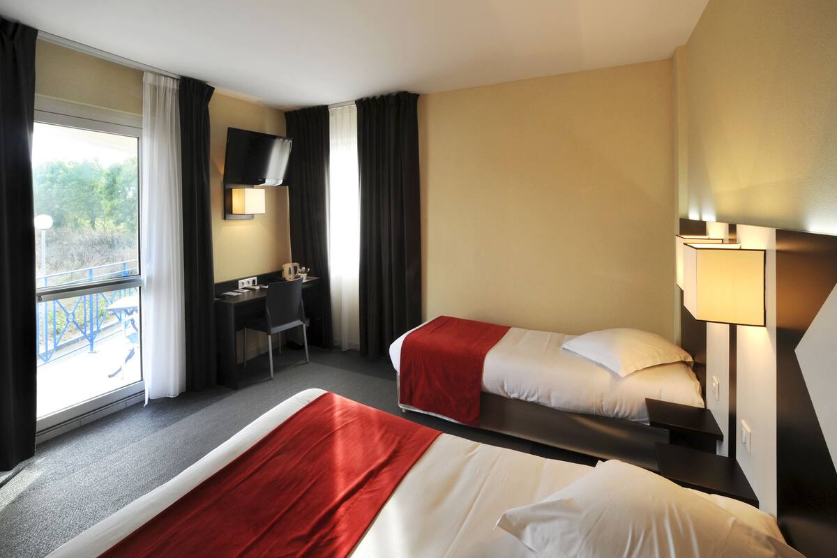 1 bedroom, desk, soundproofing, free cots/infant beds