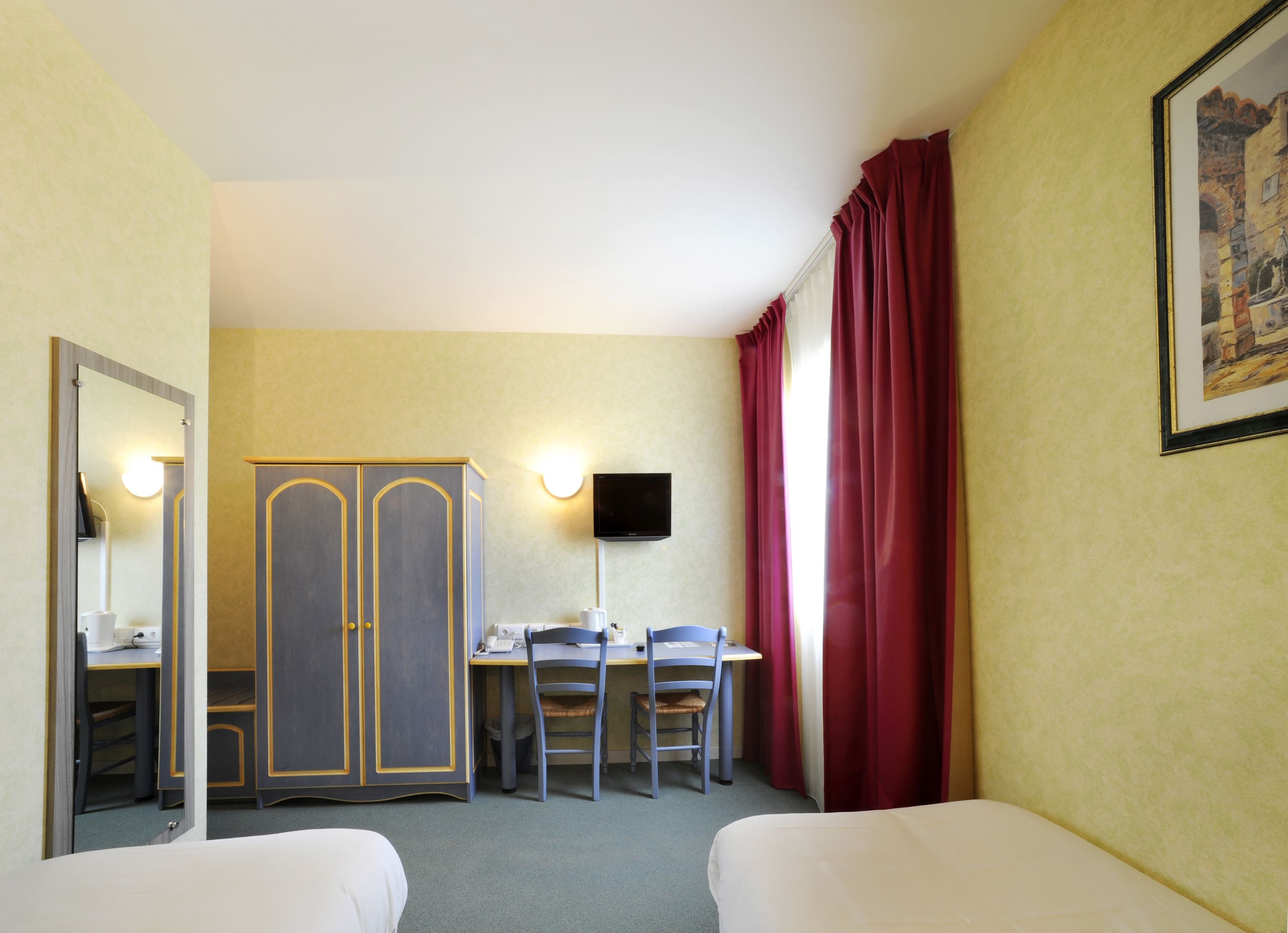 1 bedroom, desk, soundproofing, free cots/infant beds