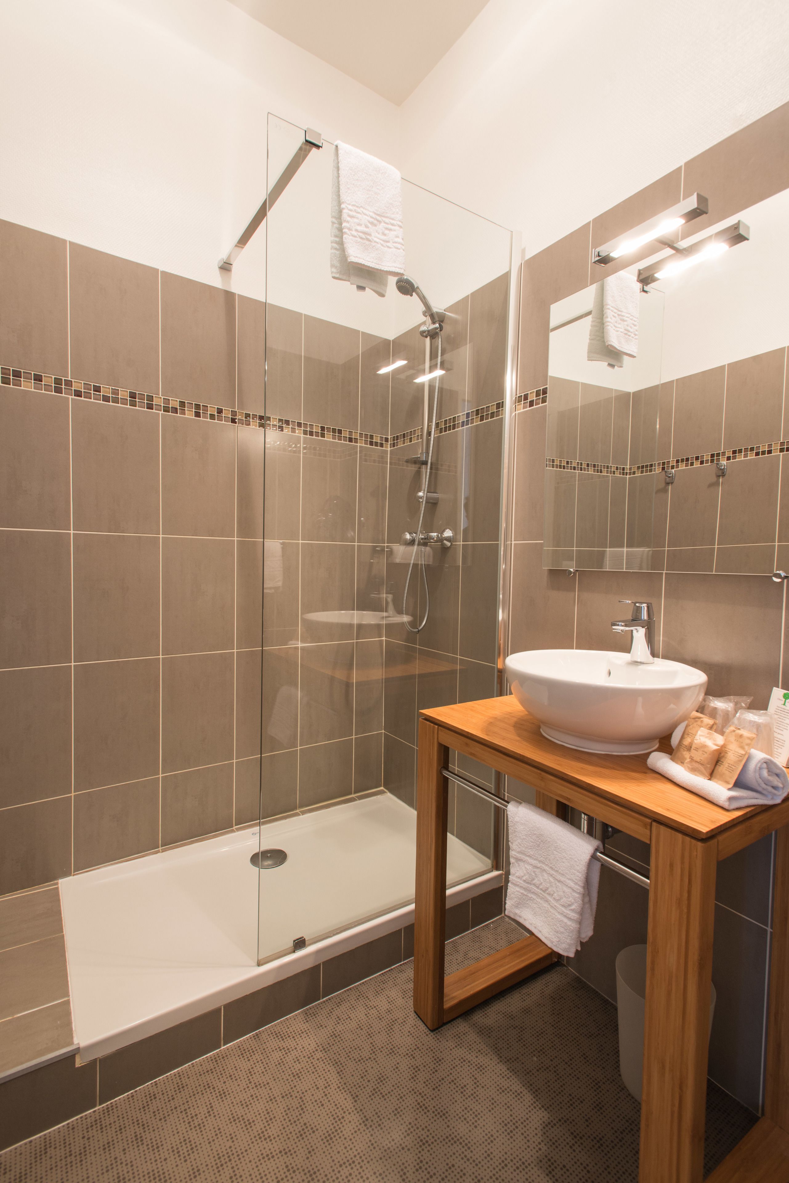 chambre triple confort | bathroom | shower, free toiletries, hair dryer, towels