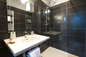 Comfort Quadruple Room | Bathroom | Shower, free toiletries, hair dryer, towels -  Hotel Mirabeau (Tours)