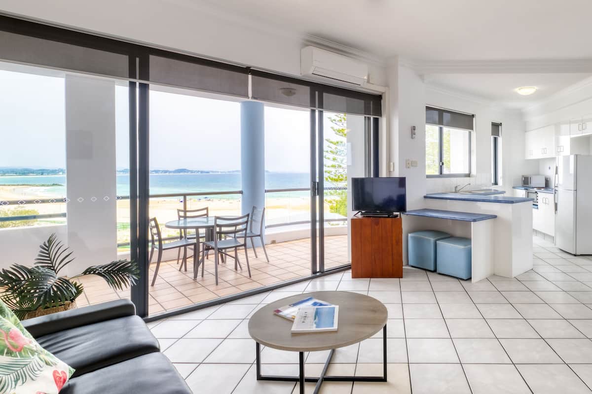 Departamento, 2 habitaciones, vista al océano | Área de sala de estar | Televisión 