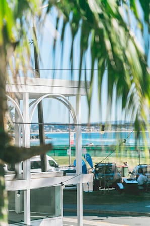 Suite, 1 soverom, havutsikt (subject to noise) | Individuelt innredet, strykejern/-brett og ekstrasenger (mot et tillegg)