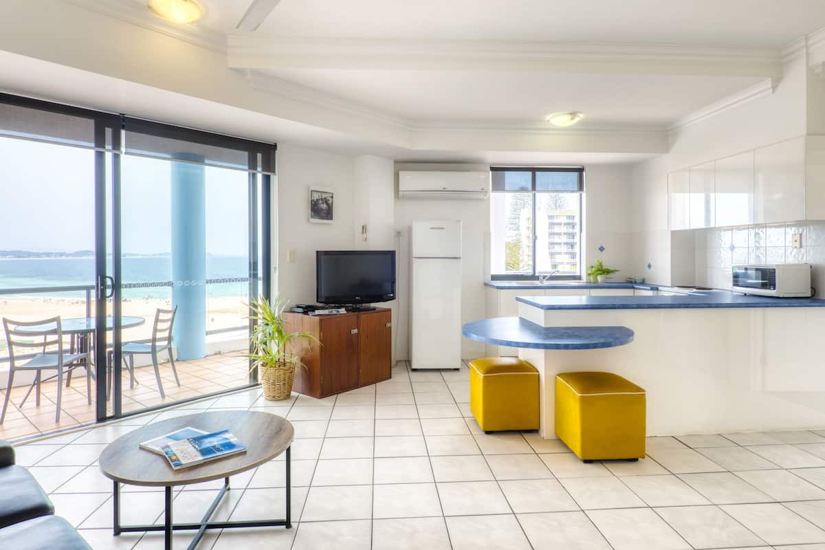 Departamento Premium, 1 habitación, vista al océano | Tabla de planchar con plancha, camas extra y muebles diferentes 