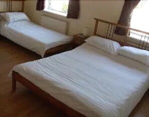 Habitació triple | Planxa i posts de planxar, wifi gratuïta i roba de llit