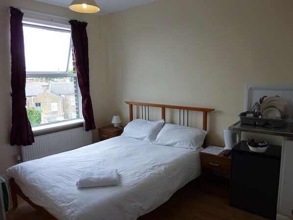 Habitació individual | Planxa i posts de planxar, wifi gratuïta i roba de llit