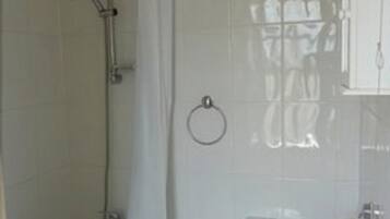 Combined shower/bathtub, free toiletries, hair dryer, towels