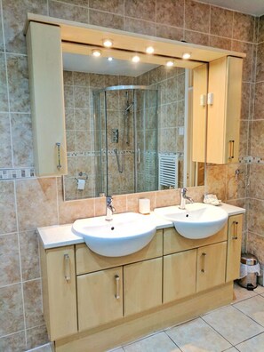 Quarto luxo | Banheiro | Chuveiro, secador de cabelo, toalhas de banho 