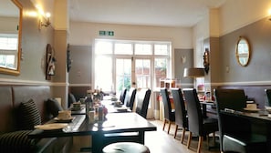 Frokostbuffé hver dag (GBP 8.95 per person)