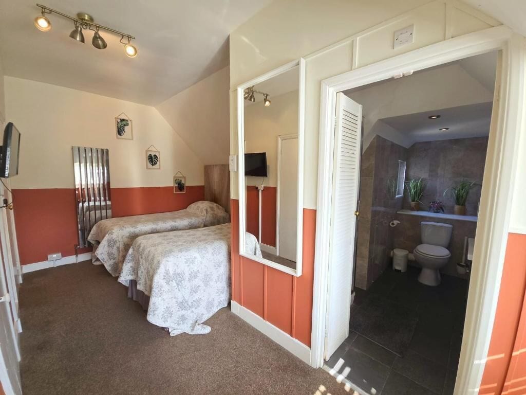 Decoración personalizada, muebles diferentes, escritorio y wifi gratis 