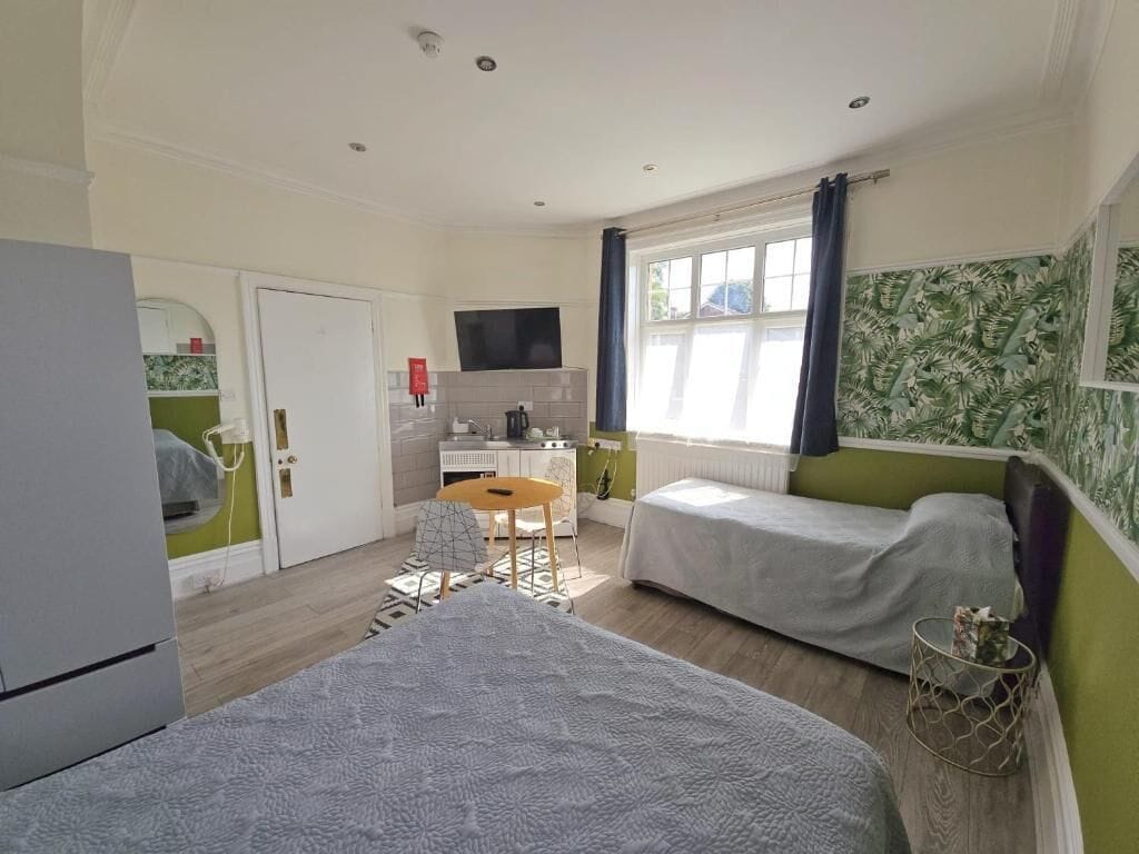 Decoración personalizada, muebles diferentes, escritorio y wifi gratis 