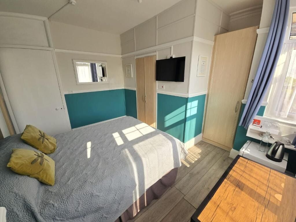 Decoración personalizada, muebles diferentes, escritorio y wifi gratis 