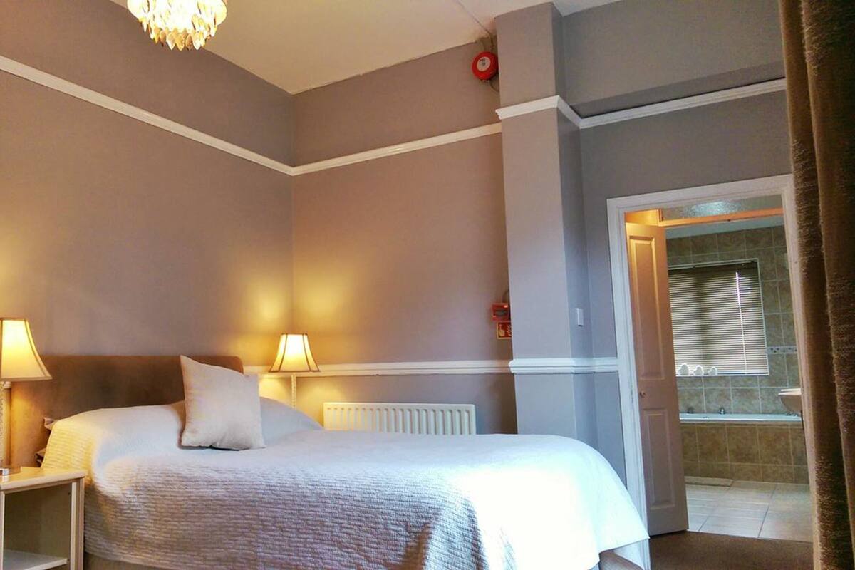 Deluxe Room | Desk, WiFi (free), individually decorated, individually furnished