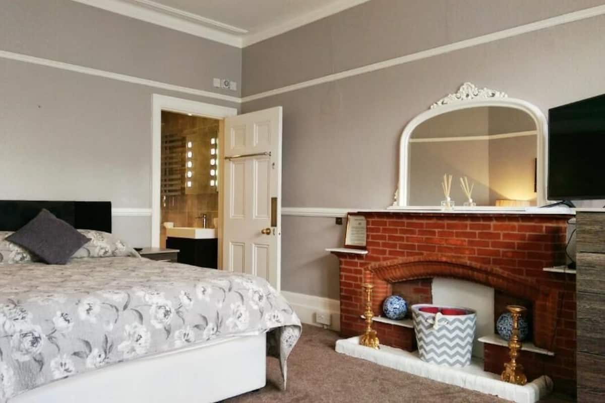 Tweepersoonskamer (room only) | Individueel gedecoreerd, individueel gemeubileerd, een bureau