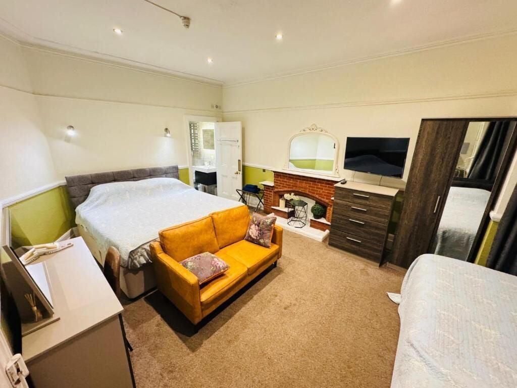 Decoración personalizada, muebles diferentes, escritorio y wifi gratis 