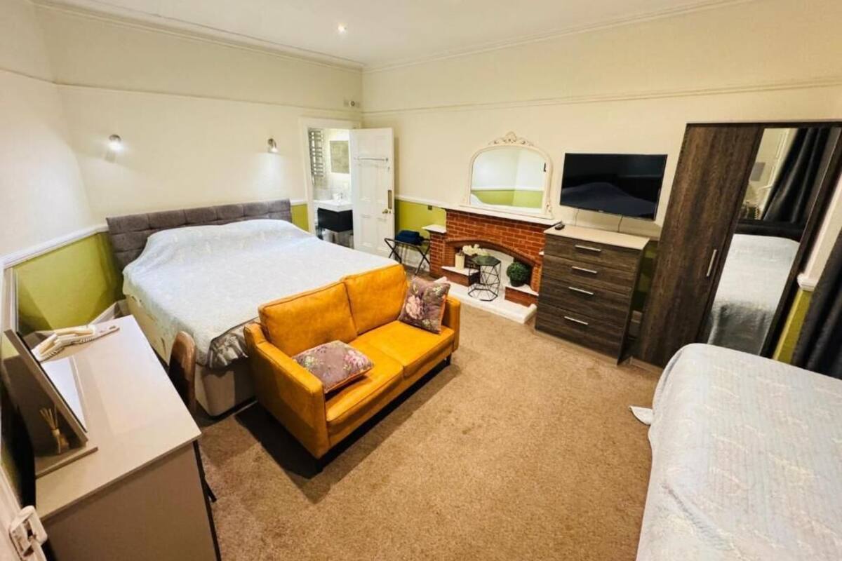 Double Room | Desk, WiFi (free), individually decorated, individually furnished