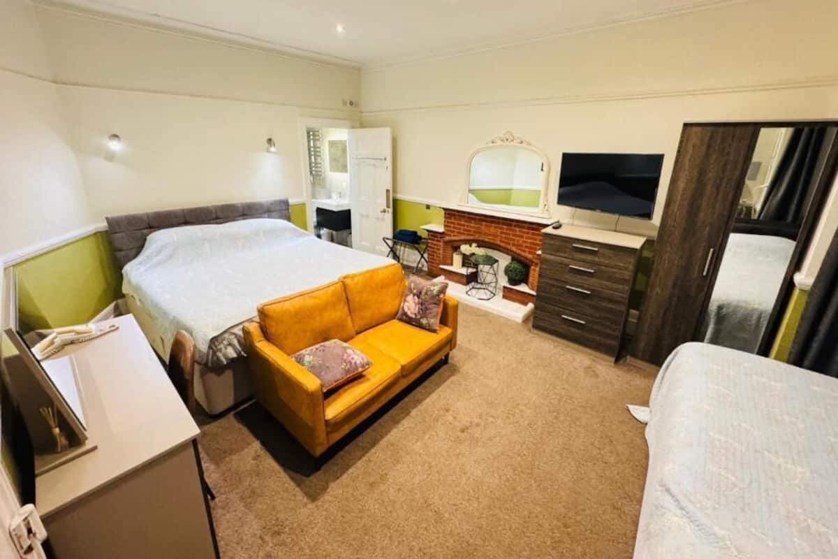 Tweepersoonskamer | Individueel gedecoreerd, individueel gemeubileerd, een bureau