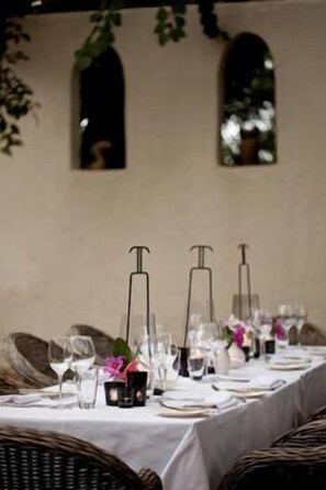 Breakfast, lunch, dinner served; international cuisine - Kings Walden Garden Manor (Tzaneen)