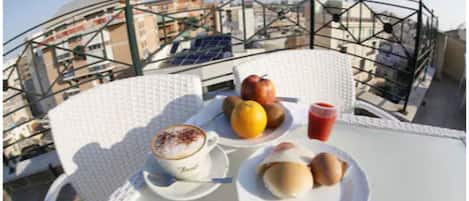 Petit déjeuner buffet compris