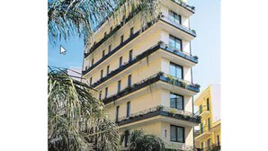 Ein mehrstöckiges Gebäude mit Balkonen, vermutlich ein Hotel oder Wohnhaus.