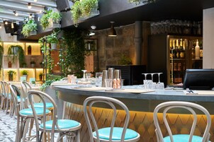 Serveert ontbijt, lunch, diner, lokale gerechten, buitendiner 