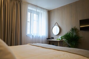 Een minibar, een bureau, een strijkplank/strijkijzer, gratis wifi