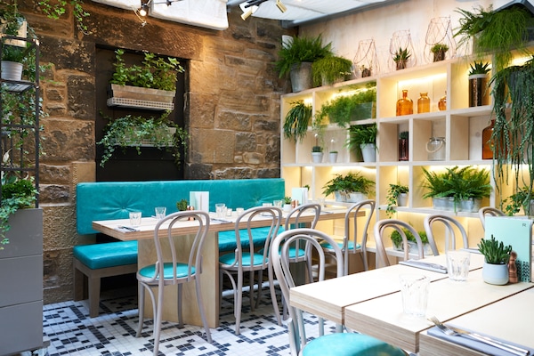 Petit déjeuner et déjeuner servis sur place, restauration en plein air