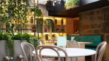 Café da manhã completo todos os dias (GBP 15.50 por pessoa)