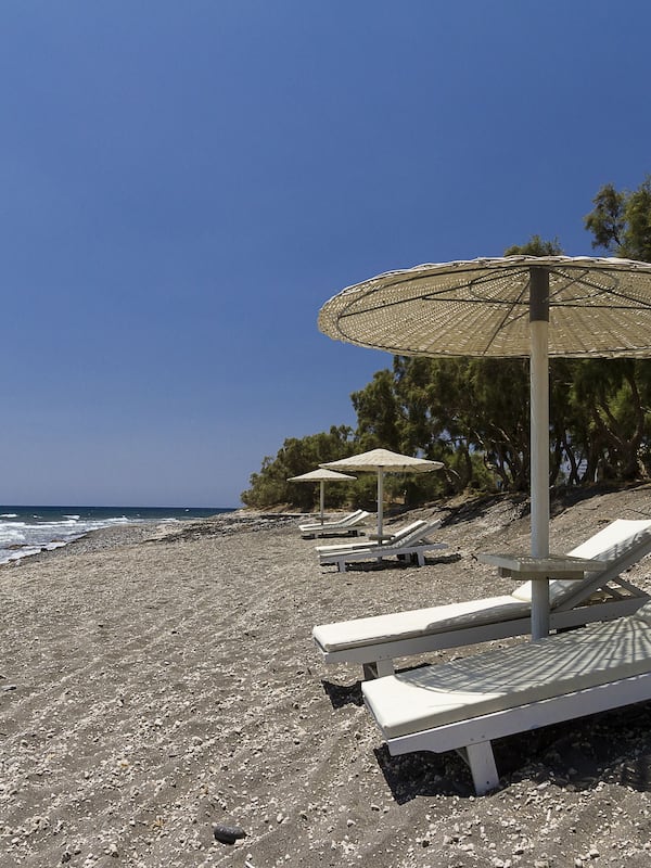 Plage, sable noir, chaises longues, parasols