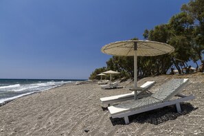 On the beach, black sand, sun loungers, beach umbrellas - Sea Sound - White Katikies (Santorini)
