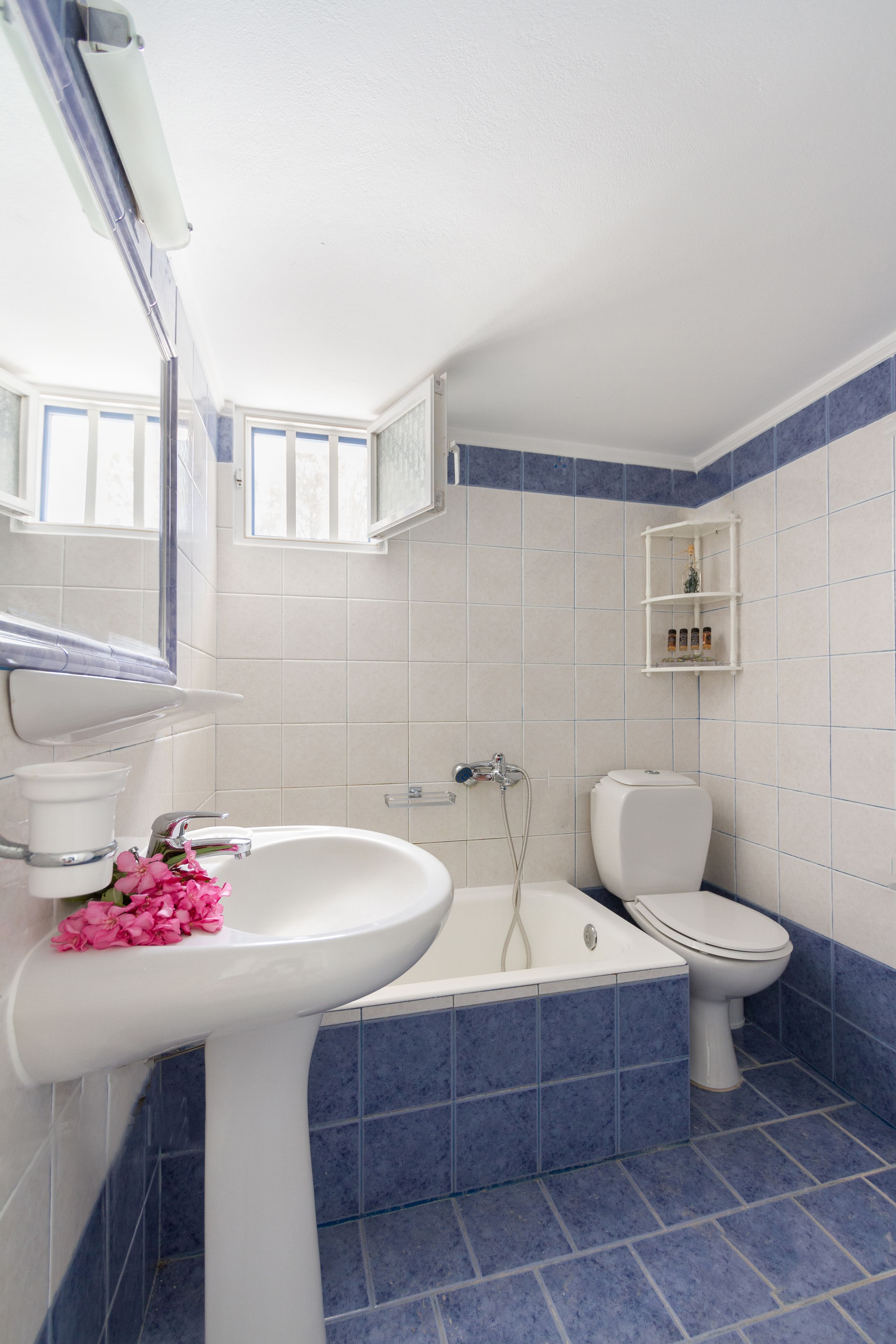 white katikia 2 bedroom apt split level | room amenity