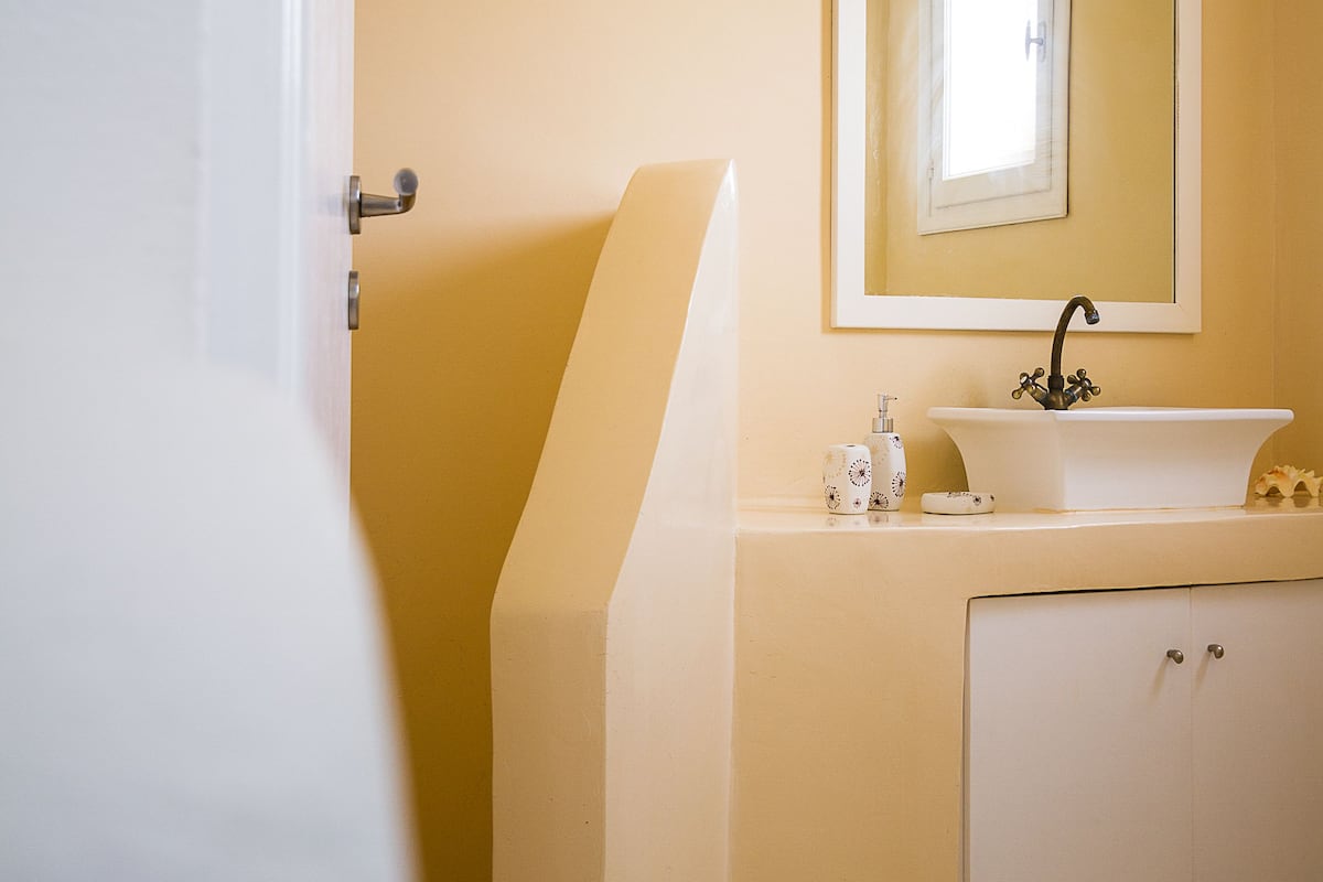 Amenidades de baño gratuitas, secadora de cabello, pantuflas, toallas