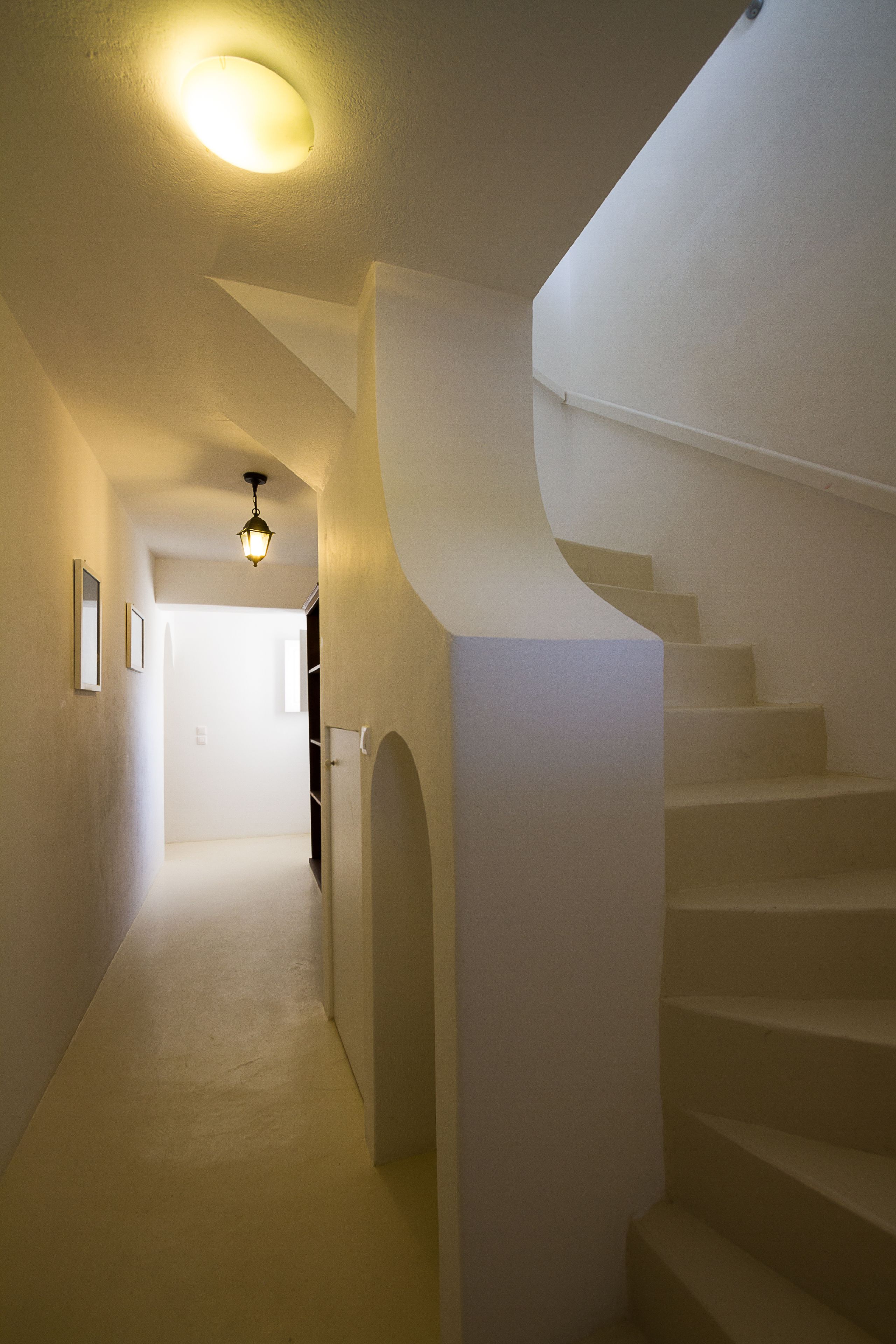 white villa 3 bedroom apt-split level | 2 bedrooms, in-room safe, desk, soundproofing