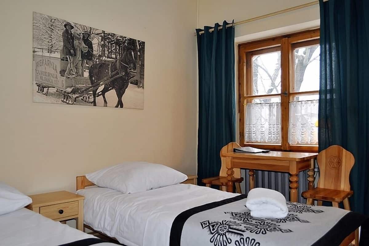 Double or Twin Room | Dihias secara berasingan, dilengkapkan perabot secara berasingan