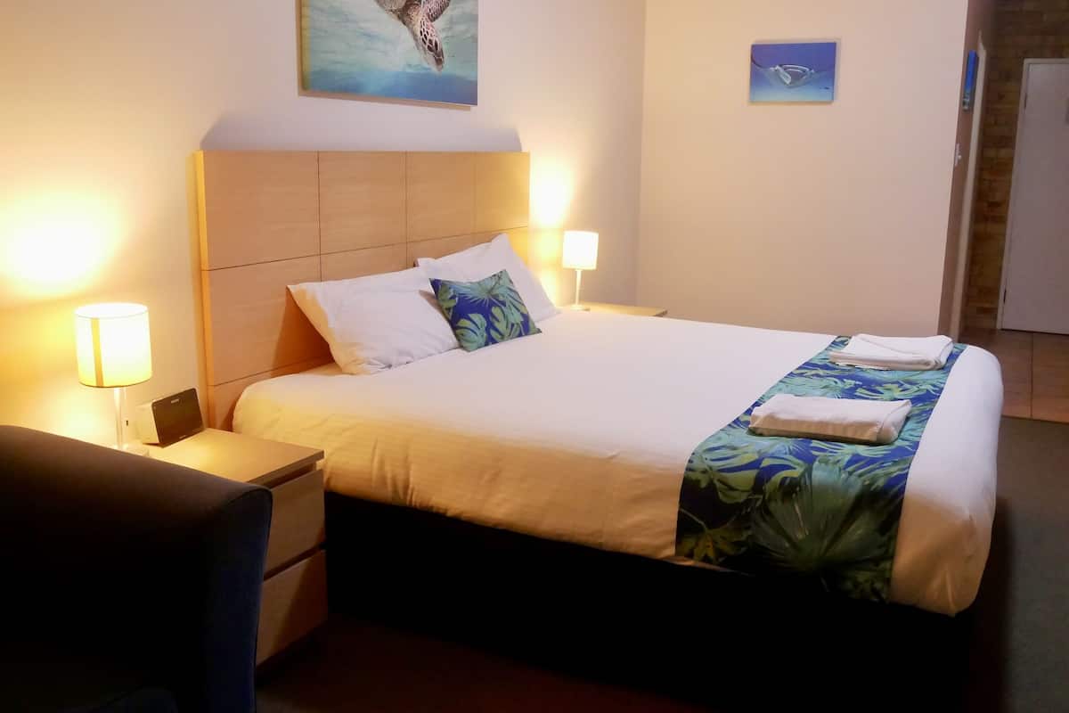 1 bedroom, desk, blackout curtains, soundproofing