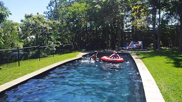 Piscine extérieure, chaises longues