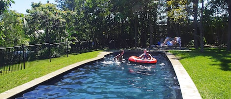 Piscine extérieure, chaises longues