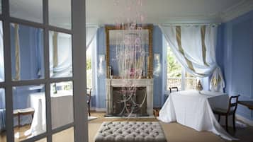 Lunch and dinner served, French cuisine