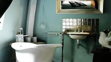 Deep-soaking bathtub