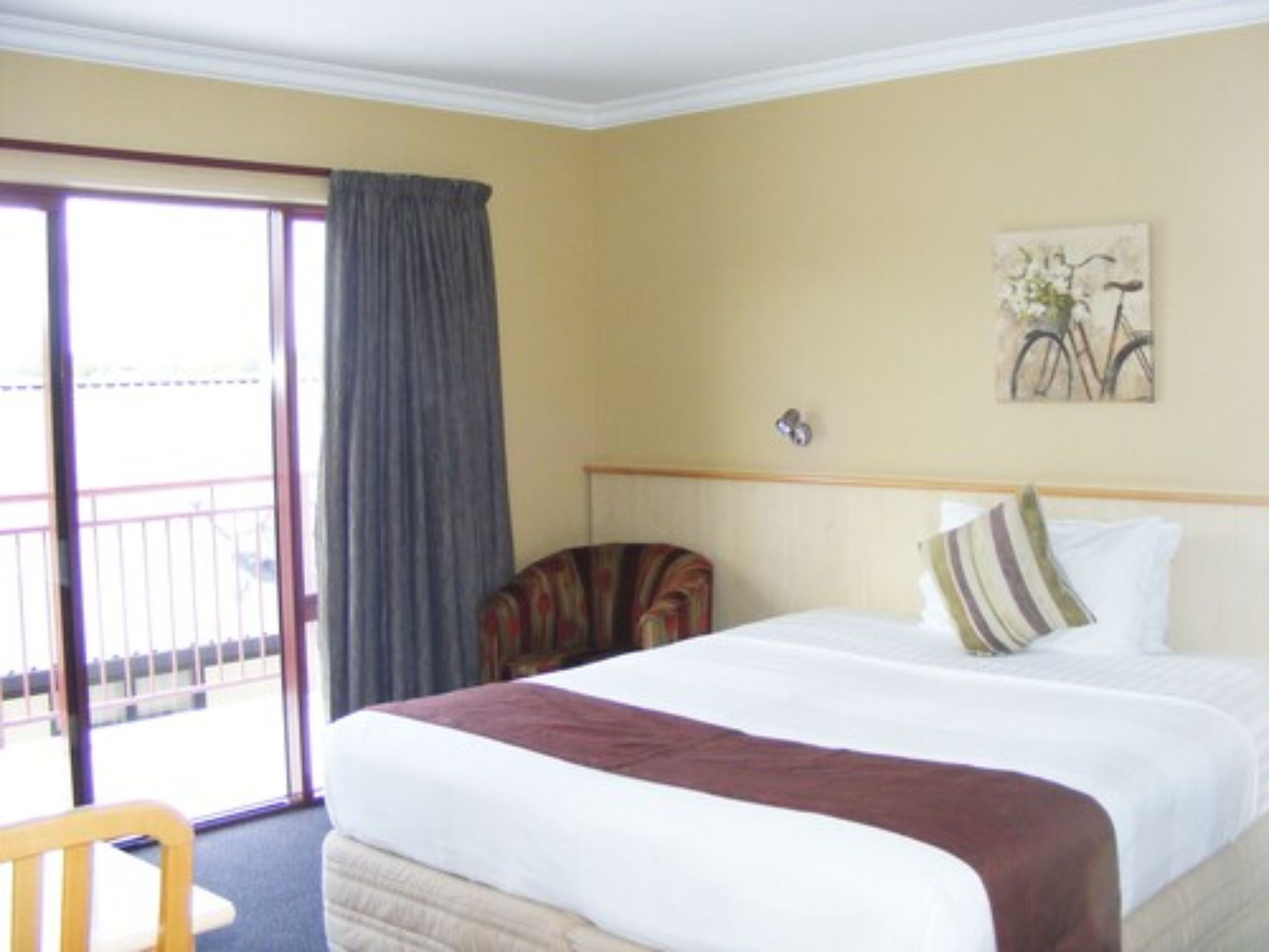 Executive One-Bedroom Unit | Living room | 42-inch LCD TV with satellite channels, TV