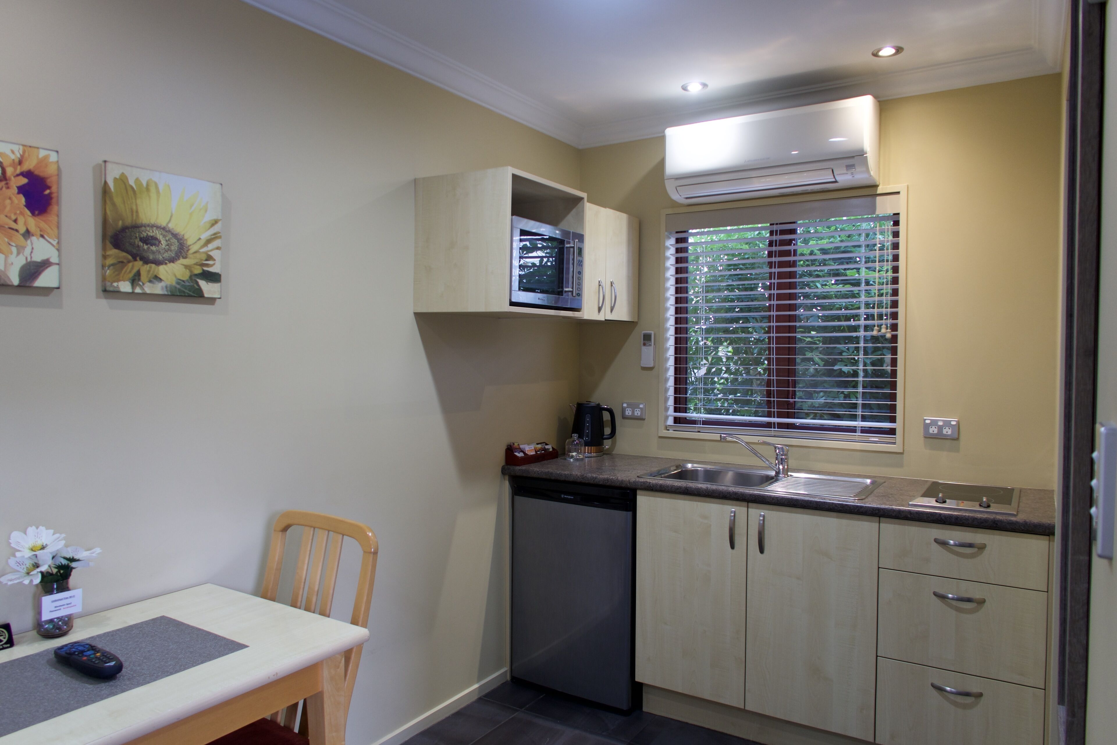 Studio Spa Unit | Private kitchen | Fridge, microwave, stovetop, coffee/tea maker