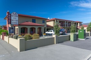A motel with a sign indicating 68 Blenheim Spa Motor Lodge. - Blenheim Spa Motor Lodge (Blenheim)