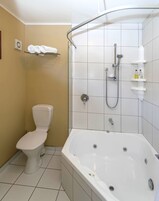 Produtos de toalete grátis, secador de cabelo, toalhas de banho 