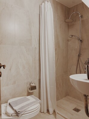 Bathroom - Five Seasons Pension  (Nafplio)
