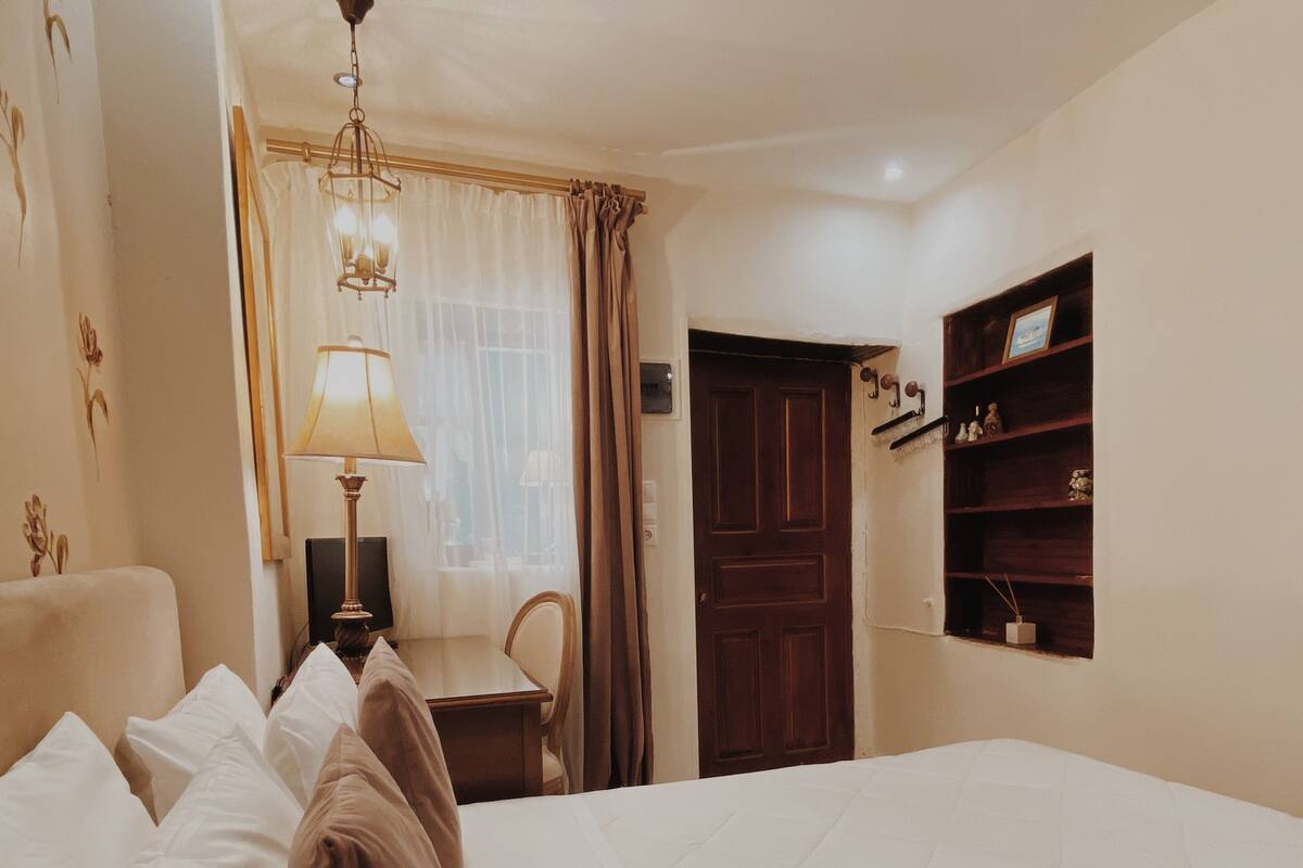 Economy Single Room | Egyptian cotton sheets, pillowtop beds, WiFi (free)