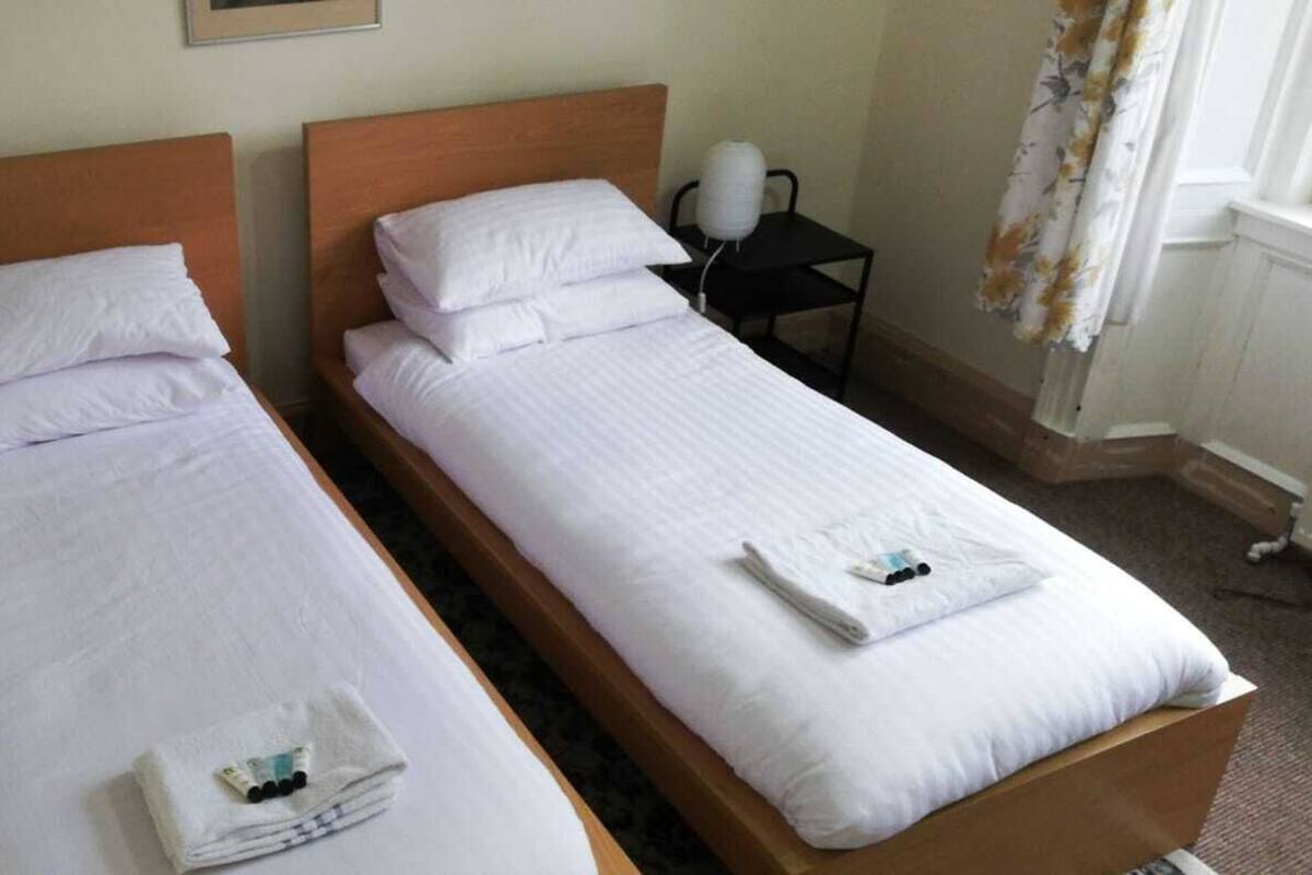 Deluxe Twin Room, Ensuite | Pillowtop beds, in-room safe, WiFi (free)