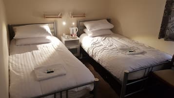 Deluxe Twin Room, Shared Bathroom | 1 bedroom, pillowtop beds, in-room safe, free WiFi