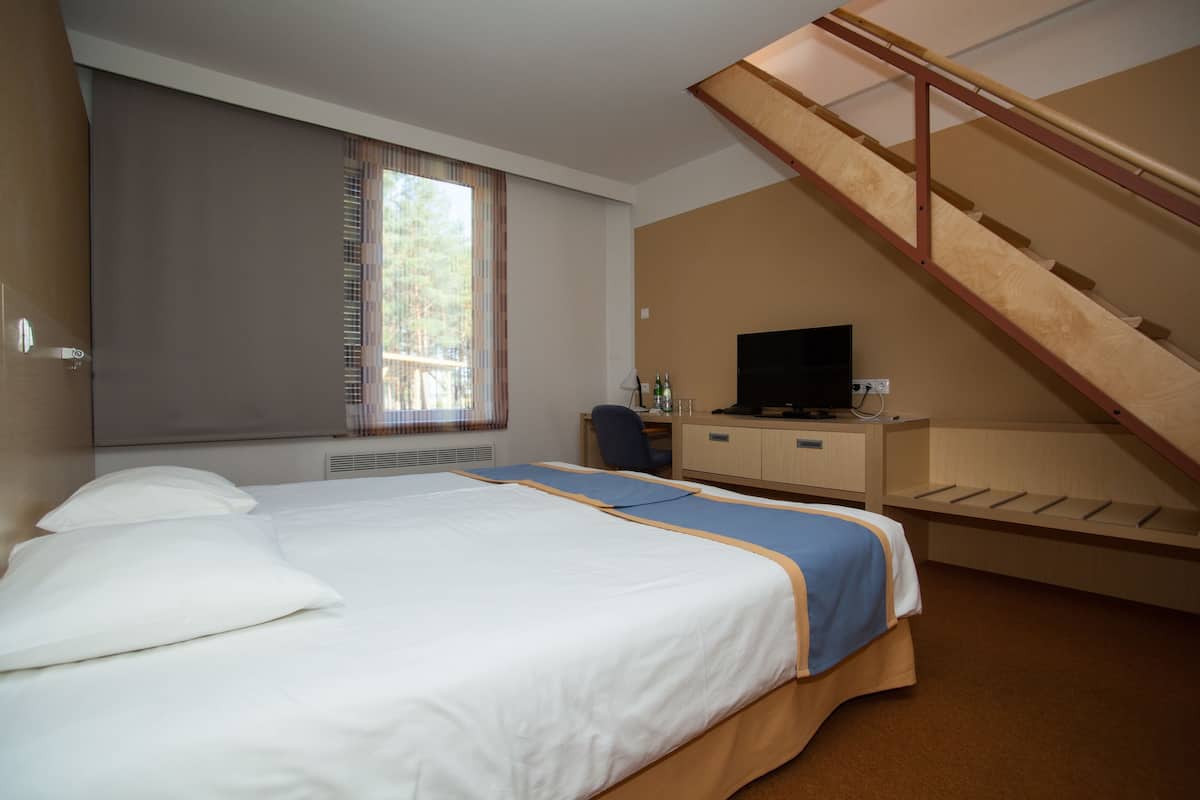 Een kluis op de kamer, een bureau, een strijkplank/strijkijzer