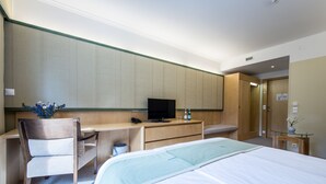 高级双人房 | 客房内保险箱、办公桌、熨斗/熨板、免费 WiFi